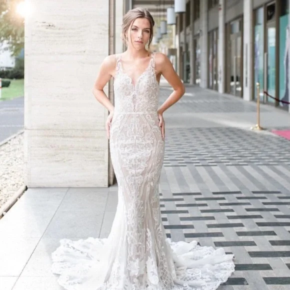 Wedding dress - Picture 2 of 6